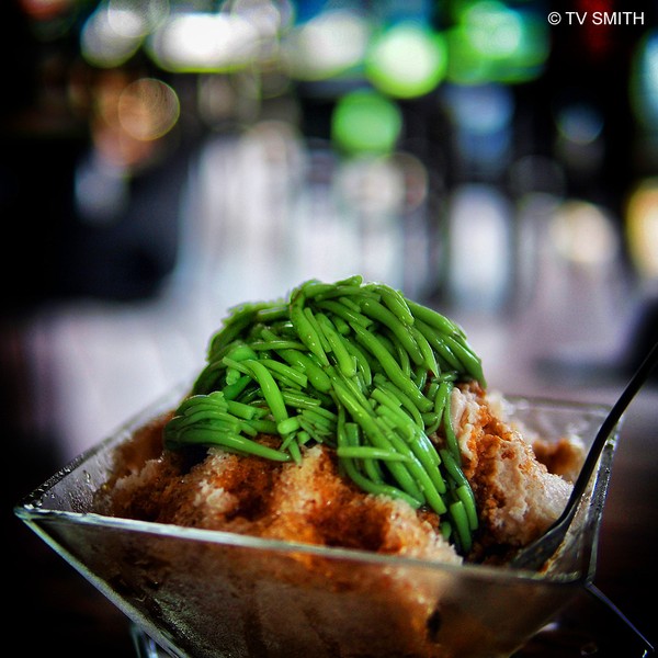 Cendol, Indonesia: Cendol là một món tráng miệng với các nguyên liệu chính là nước cốt dừa, bánh lọt với hương lá dứa nhân tạo và đường thốt nốt.